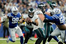 Jalen Hurts runs against the Indianapolis Colts 2022